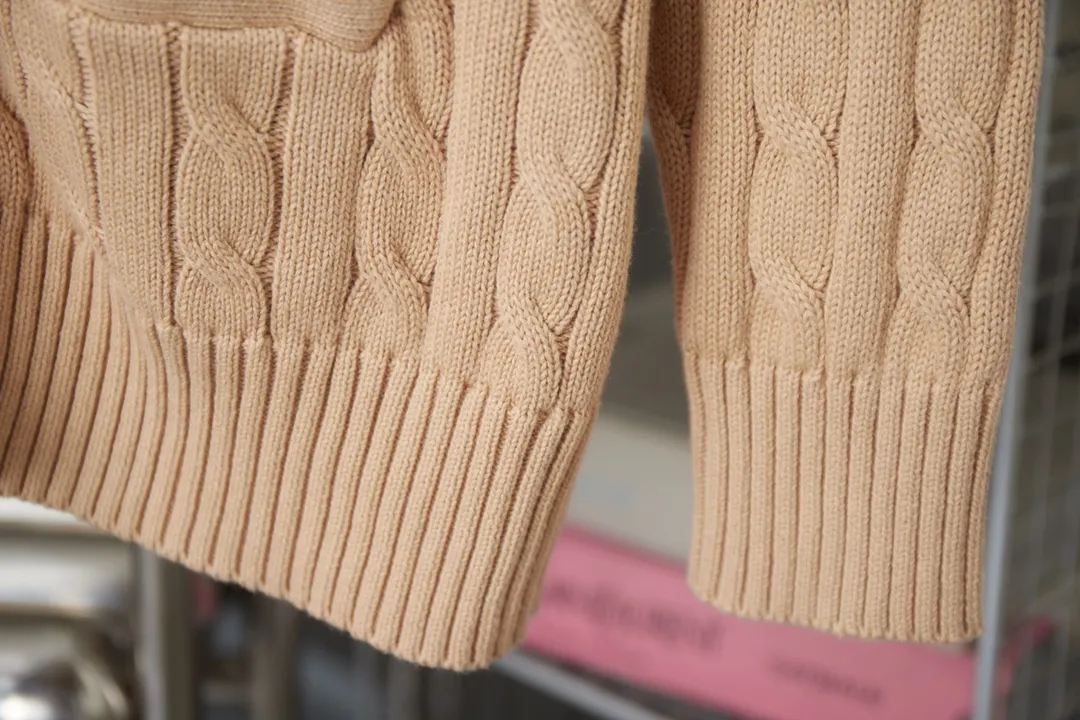 P250 POLO Paul Ralph Lauren 25FW new autumn and winter style classic war horse embroidered twist sweater, light luxury, a must-have item for daily commuting for men and women. Correct version. Welcome to compare. Detailed features · Made of 35% wool content yarn, 35% cashmere 30% synthetic fiber · Used German imported machine twist knitted cardigan · Open mold customization brand logo resin buttons · Imported Tajima machine embroidered classic war horse · Thread design on collar, cuffs and hem, windproof and comfortable · Original main mark, washed tag, moisture-proof paper packaging Color: black/khaki/grey Size: S M L XL